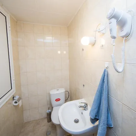 The Square - Old Flat With 2 Bedrooms, 1st Fl *