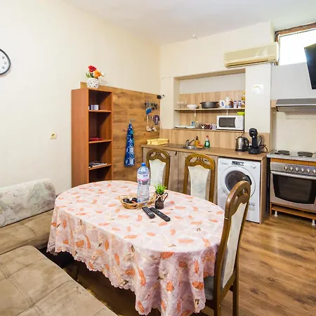 The Square - Old Flat With 2 Bedrooms, 1st Fl Apartman