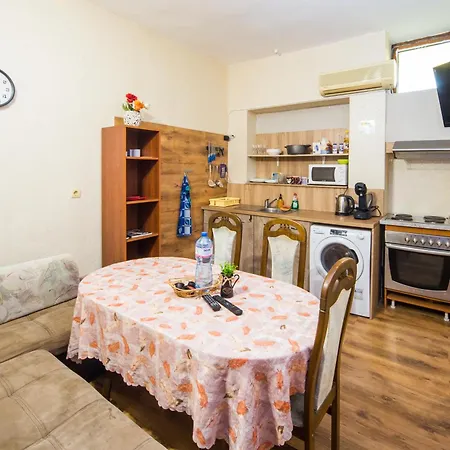 The Square - 2 Bedrooms Retro Flat With Great Location, 1st Fl Appartamento