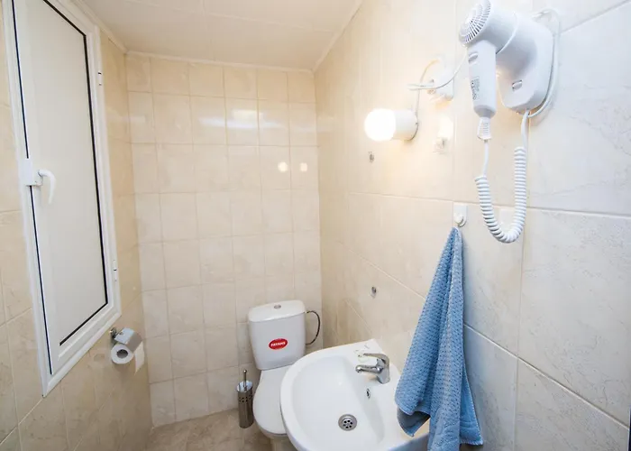 The Square - Old Flat With 2 Bedrooms, 1st Fl *